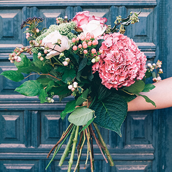 ramo de otoño con hortensias rosas y bayas de diferentes variedades