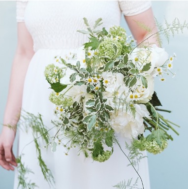 ramo de novia peonias blancas y margaritas