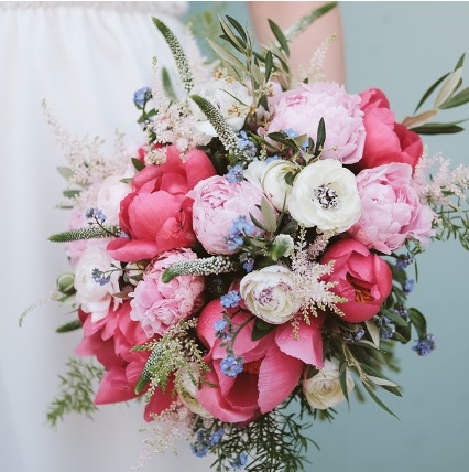 ramo de novia con peonias corales y rosas y astilbe