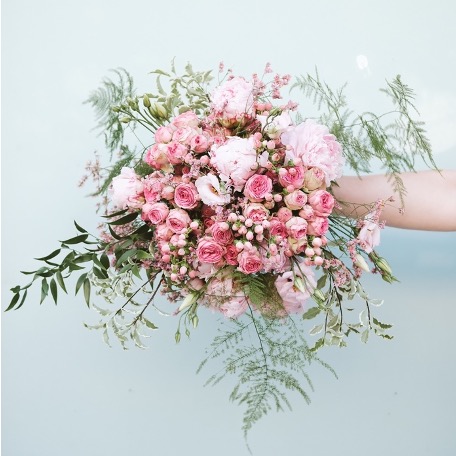 ramo de novia con rosas ramificadas peonias rosas y lisianthus rosa
