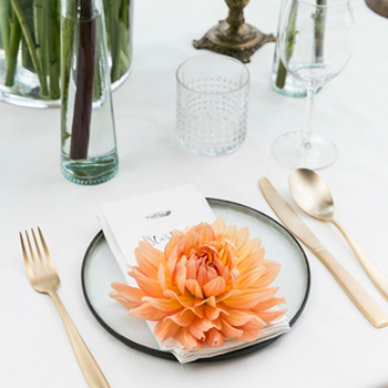 decoracion de un plato blanco con una dahlia naranja