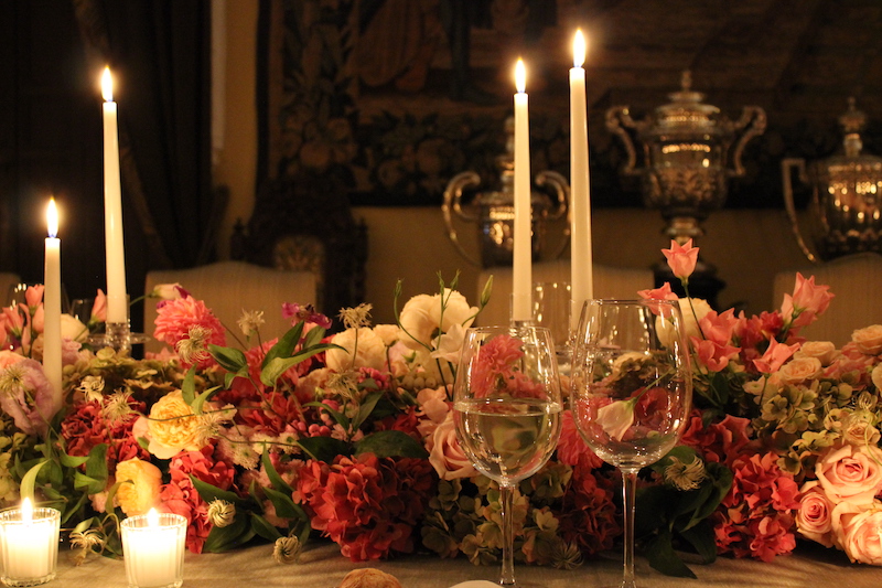 flores en una mesa con copas