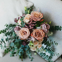 un ramo de novia con toques rojos y capuccino