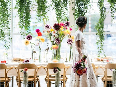 novia en una boda decorado de verdes y dahlias