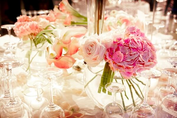 una decoracion de flores para el evento telva del 50 aniversario