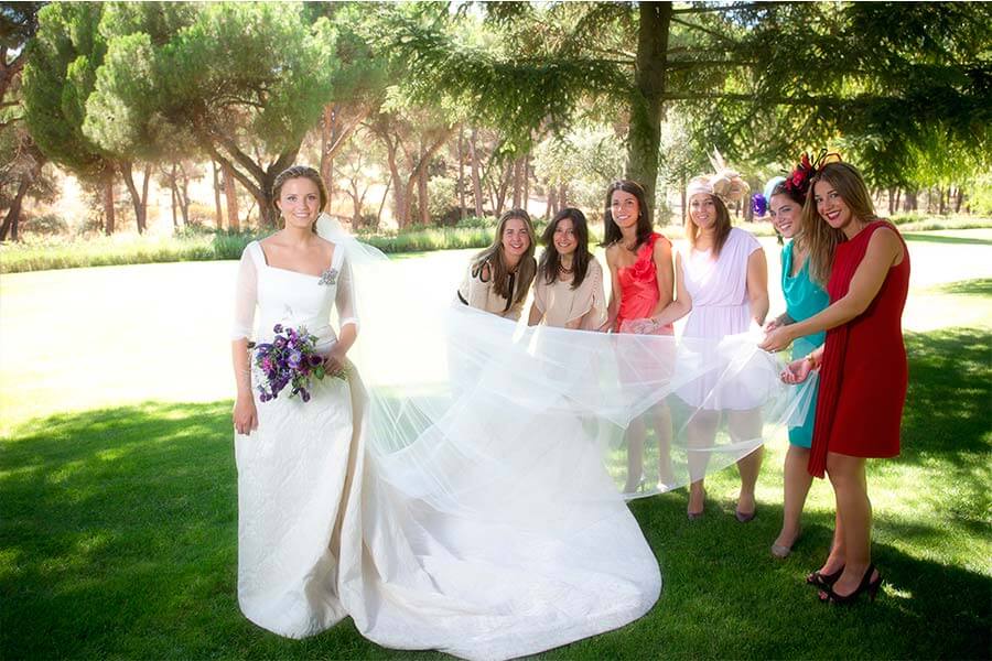 ramo de novia de blanca en morado con amigas