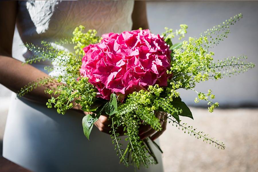 ramo de novia de hortensia rosa con verdes