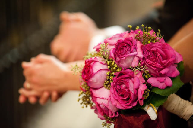 ramo de novia con rosas yves y hiedra