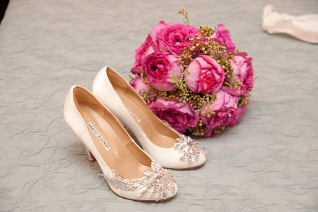 Ramo de novia de rosas yves piaget con zapatos blancos