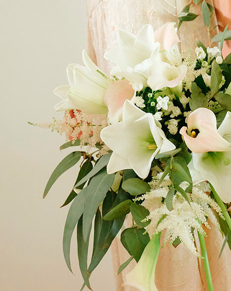 ramo de novia con caida de astilbe y lilium blanco