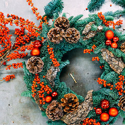 corona de navidad con ilex y bolas rojas