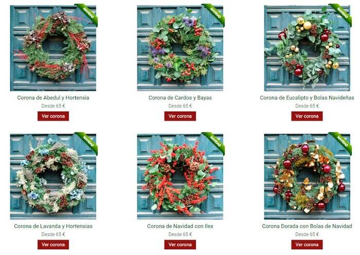 coronas de navidad en puertas azules