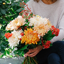 ramo de otoño compuesto por crisantemos de color salmon y dorado con bayas