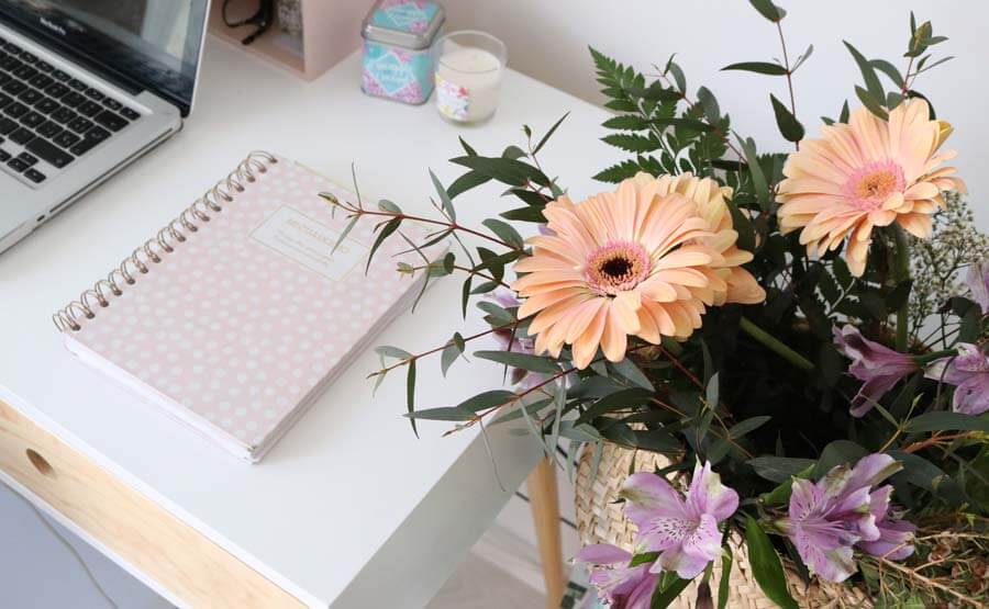 ramo de flores morado en un estudio de trabajo