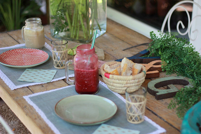 una mesa de desayuno con zumos y pan