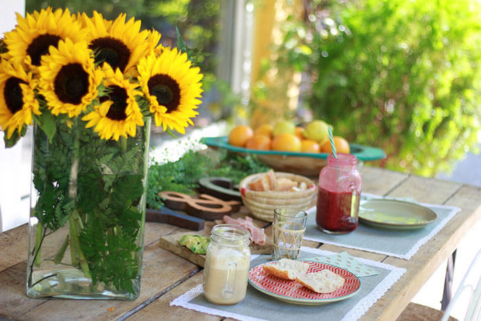 un ramo de girasoles en jarron en verano encima de una mesa
