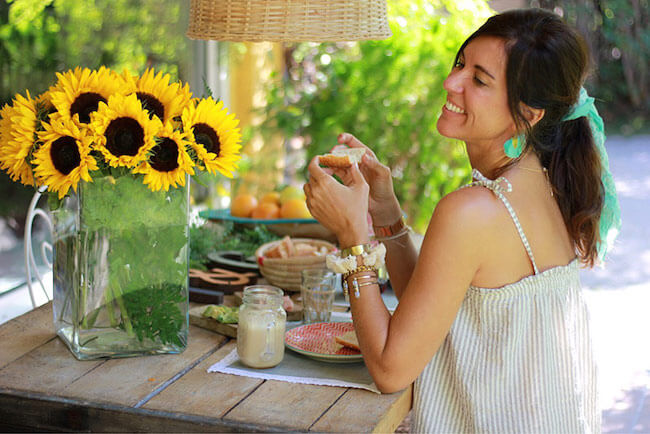 ramo de girasoles durante el desayuno de una chica