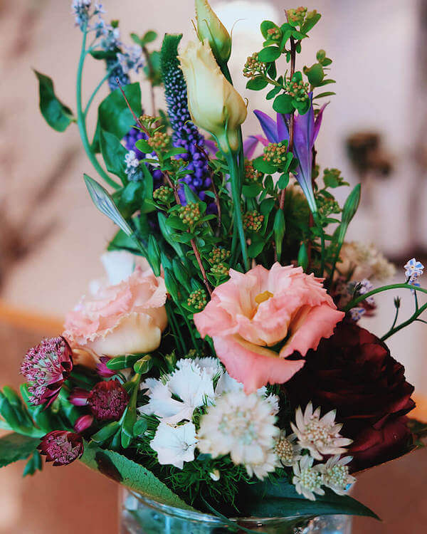 detalle de un ramo de flores en colores morados y salmon