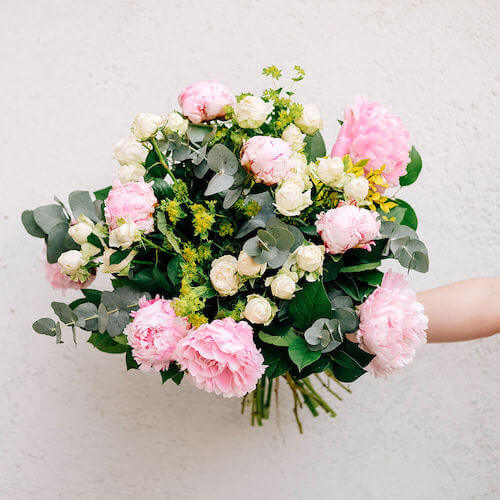 detalle de un ramo de flores con peonias rosas y rosas ramificadas blancas