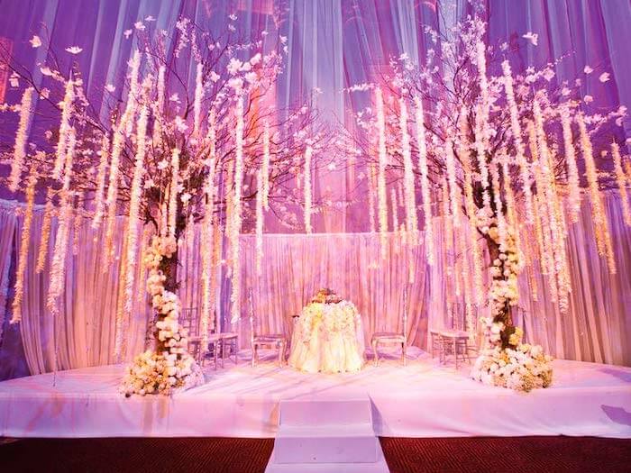 girnaldas diversas en una boda con arboles y mucha flor