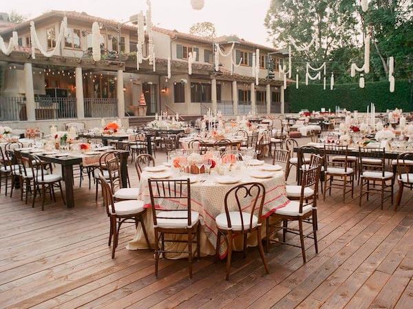 girnaldas colgantes en blanco sobre la cena de la boda