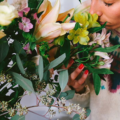 ramo de flores de lirios y astromelia amarilla