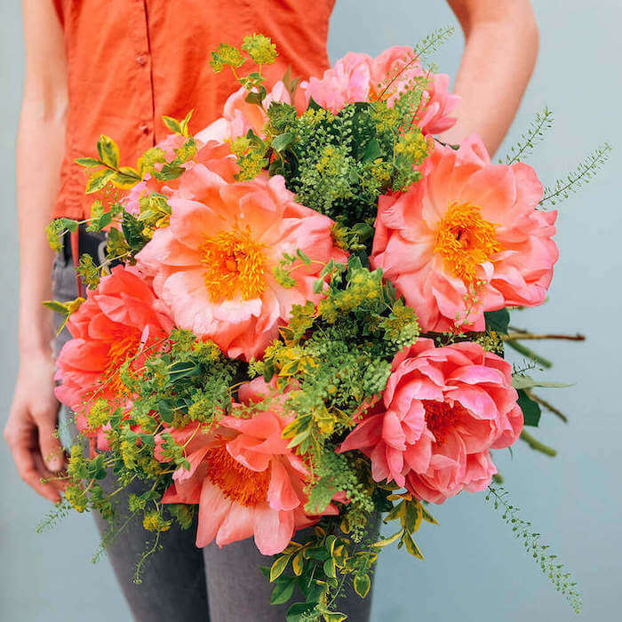 detalle de un ramo de peonias coral de la variedad coral charm