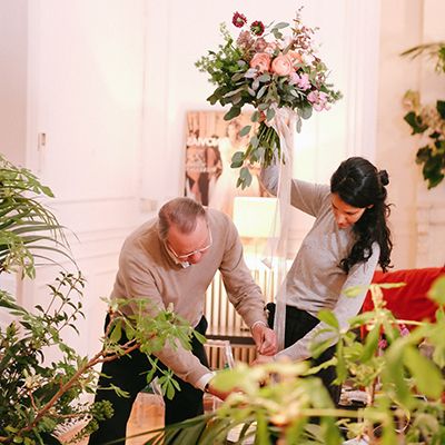 dos floristas preparando