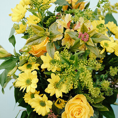 asttromelia y rosas en un ramo de flores amarillo