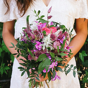 ramo de novia en tonos morados con veronicas y rosas rosa