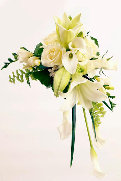 ramo de novia con calas y rosas en caida moderna