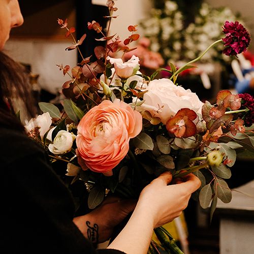florista haciendo un ramo de novia diana