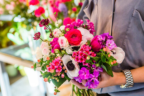 la prueba de un ramo de novia con flores rosas blancas y fuschias