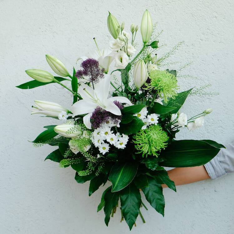 ramo de flores con lilium blancos crisantemos verdes y trachelium purpura