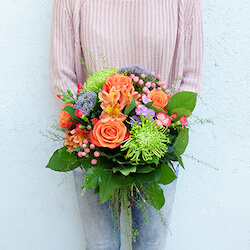 ramo esli con rosas y astromelias naranjas y claveles morados