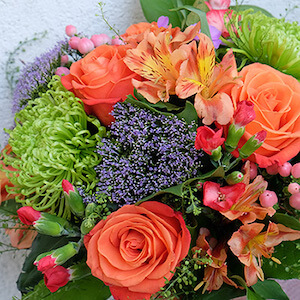 ramo de flores de rosas y crisantemos con astromelia