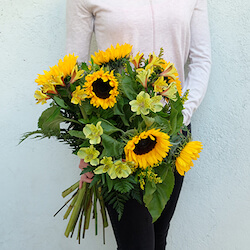ramo de girasoles con astromelia y solidago amarillo