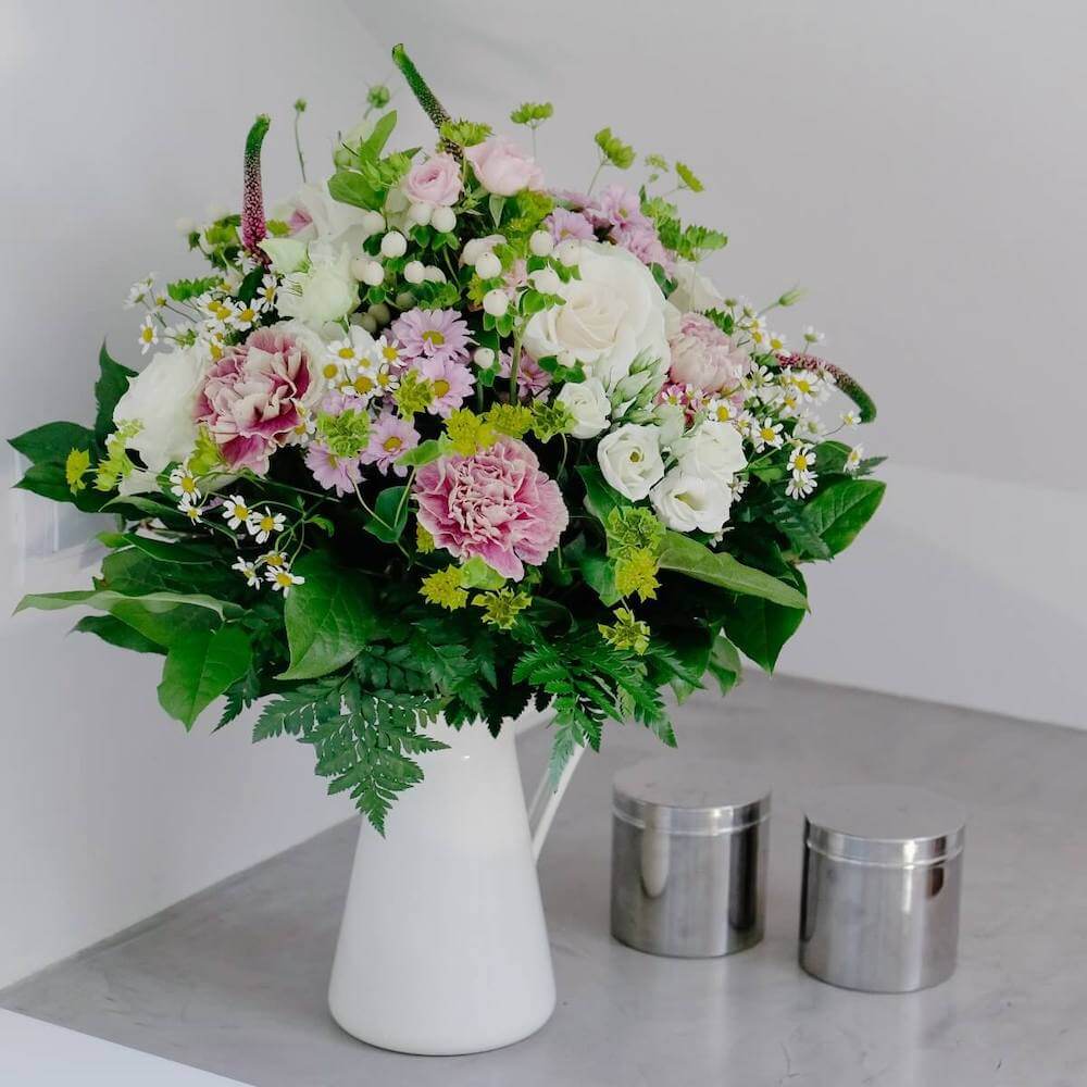 ramo de flores de color pastel con claveles y tanacetum