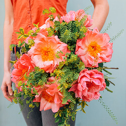 ramo de flores de peonias coral harm con verdes