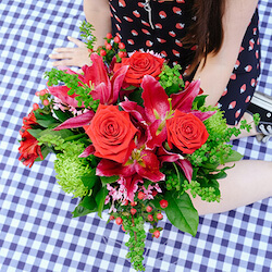 ramo de flores con lilium y rosas rojas y verdes de primavera
