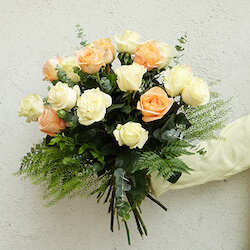 rosas blancas melocotón y blancos con verdes