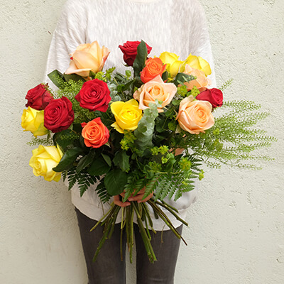 rosas variadas de color rojo amarillo y melocoton