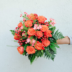 ramo verona con rosa y clavelin naranja y bayas rojas