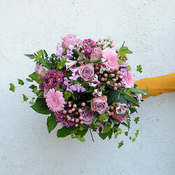 ramo de flores con rosas y gerberas en colores lila