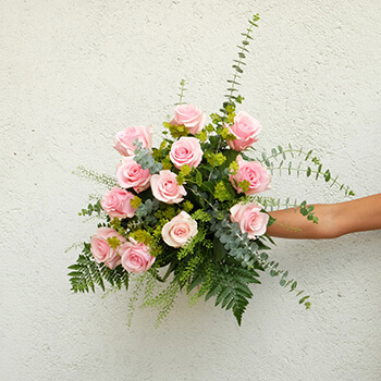 perspectiva horizontal de un ramo de rosas rosa
