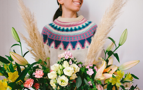 ramo de flores con cortedaria y lisianthus blanco y bouvardia y lilium rosa