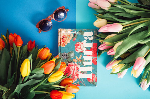 dos ramos de tulipanes uno en colores calidos y otro en pastel